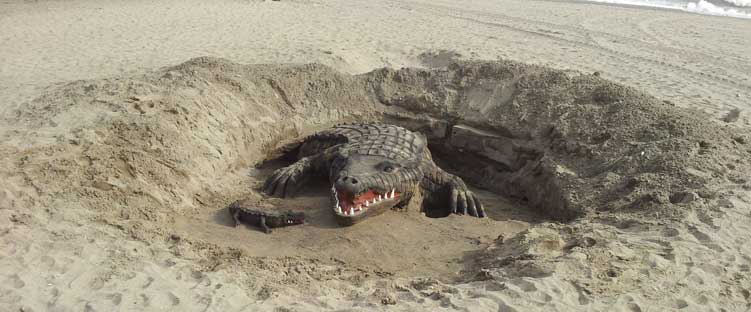 Estepona, krokodil zandsculpture