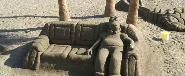 zand sculpture op strand in Estepona