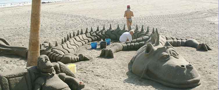 sand sculpture aan het strand in Estepona