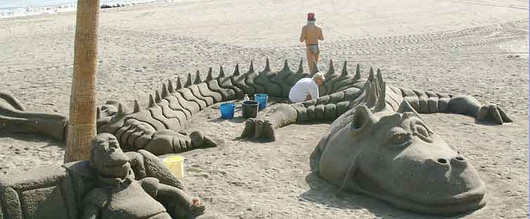 Het strand met zandsculpure in Estepona