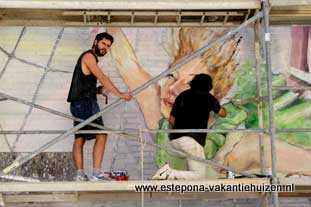 Estepona, pintura mural, Pasen y Vean