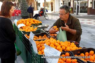 Estepona, zondag markt op Plaza ABC