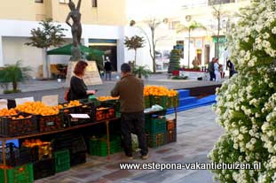 Estepona, zondag markt op Plaza ABC